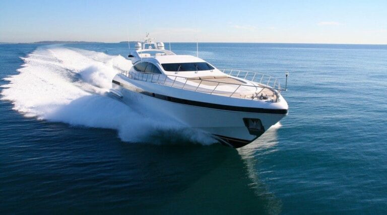 Yacht-vs-Boat-Whats-the-Difference-Between-the-Two-1024x571